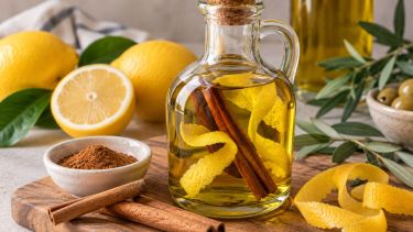 Mezclar aceite de oliva con canela y cáscara de limón: para qué sirve y por qué lo recomiendan