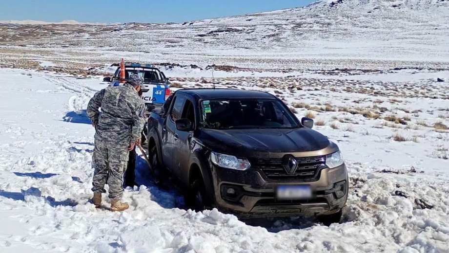 Personal de la Brigada Rural de Chos Malal logró desatascar el vehículo.
