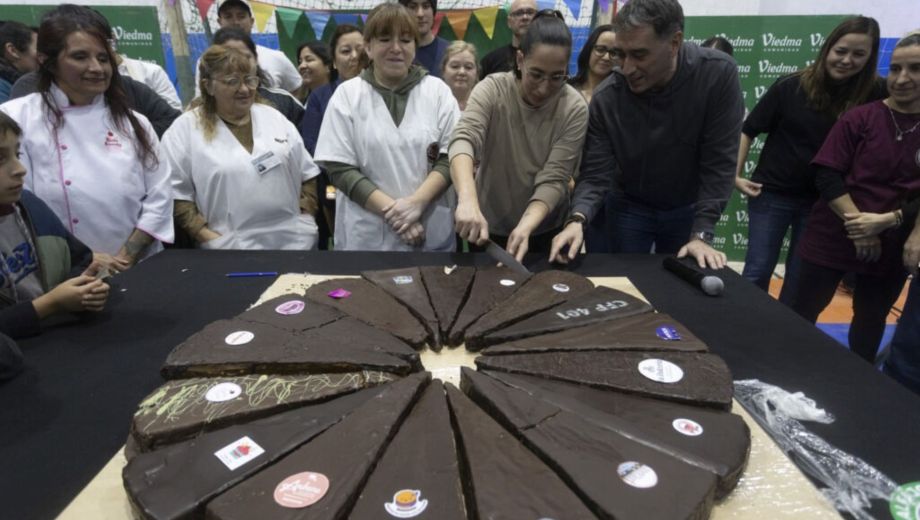 El alfajor gigante contó con piezas de los 18 productores locales, y fue distribuido entre los participantes. Foto: gentileza