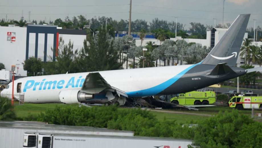 Un avión de carga de Amazon se salió de la pista del aeropuerto. Foto: AP.