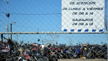 Investigan a tres policías de Neuquén por el desvío de autopartes y el desarme de más de 100 vehículos secuestrados