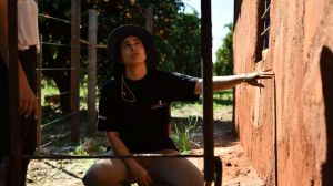 María, la arquitecta que construyó su refugio de piedra, madera y adobe en el campo