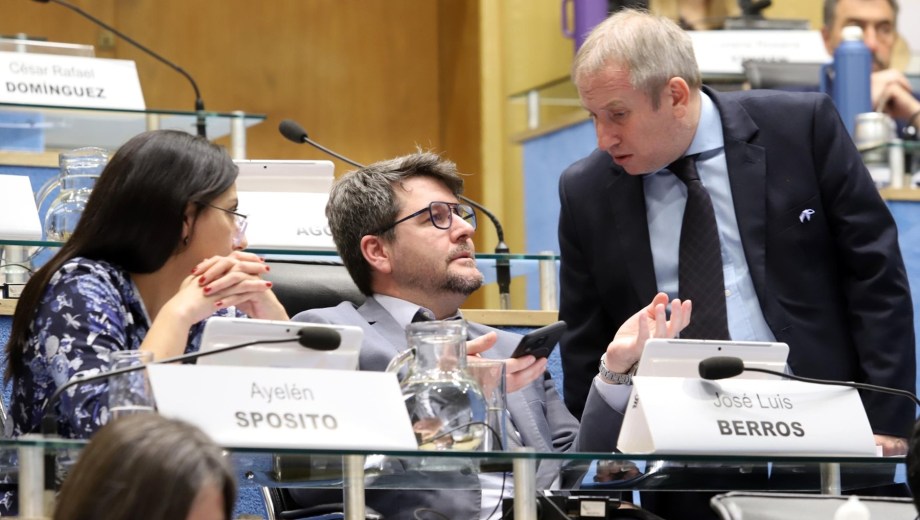 Spósito y Berros firmaron el pedido e Ibarrolaza acompañó. Foto: Marcelo Ochoa.