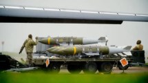 Imagen de Liberan a los cinco sospechosos de planear un atentado en la base militar de Estados Unidos en Reino Unido : investigan nexos con Irán