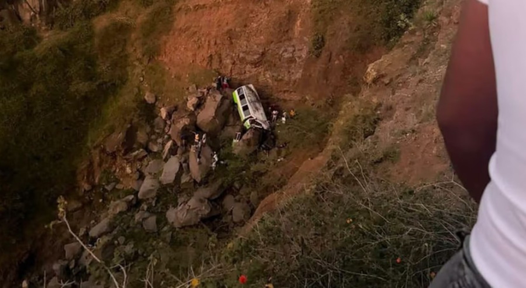 Accidente en Cabo Verde: un colectivo se despeñó y causó 25 muertes