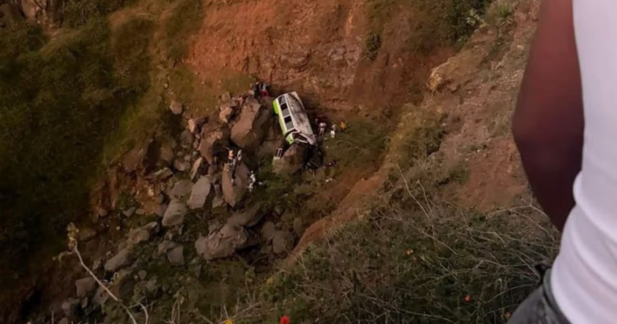 Accidente en Cabo Verde: un colectivo se despeñó y causó 25 muertes