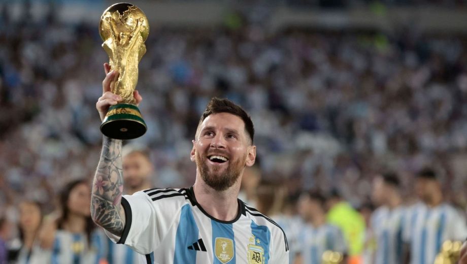 Messi con la Copa del Mundo, su momento de gloria máxima junto a la Selección.