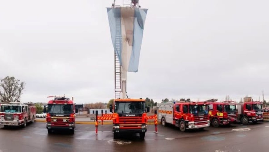 Los bomberos de Centenario realizaron la protesta junto a la federación (Bomberos voluntarios de Centenario)