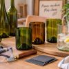 Imagen de Vasos con botellas de vidrio: cómo reciclarlas y convertirlas en objetos útiles para la casa
