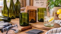 Imagen de Vasos con botellas de vidrio: cómo reciclarlas y convertirlas en objetos útiles para la casa
