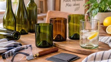 Vasos con botellas de vidrio: cómo reciclarlas y convertirlas en objetos útiles para la casa