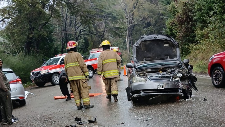 Dos heridos por un fuerte choque frontal en la Avenida Bustillo de Bariloche