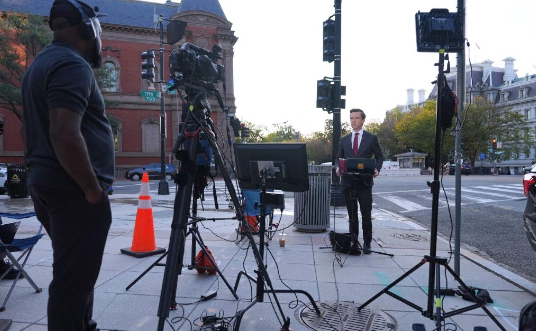 Un juez restablece el acceso a CNN, MS NOW y Politico en la Casa Blanca