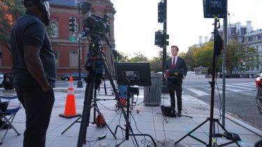 Un juez ordenó que se restablezca el acceso a la Casa Blanca de CNN, MS NOW y Politico: afirman que siguen vetados por Donald Trump