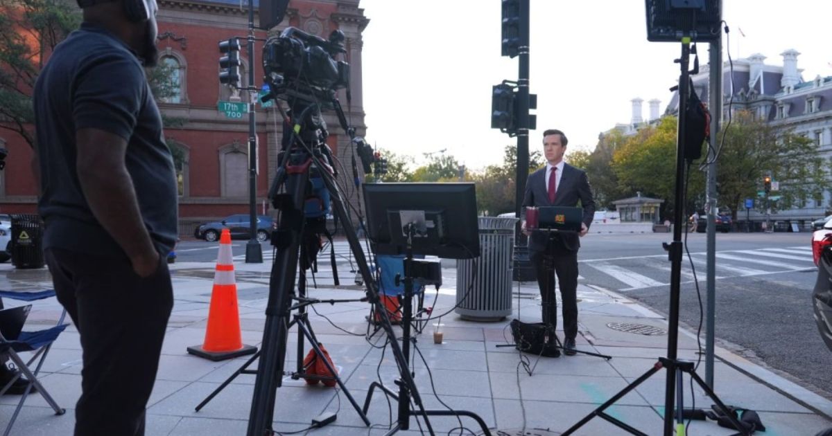 Un juez restablece el acceso a CNN, MS NOW y Politico en la Casa Blanca