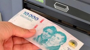 Cuánto cuesta usar un cajero automático de un banco diferente al propio: variaciones y las extracciones desde el exterior
