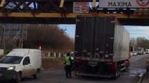 Imagen de Tres choques de camiones en menos de 24 horas contra el puente ferroviario de Cipolletti