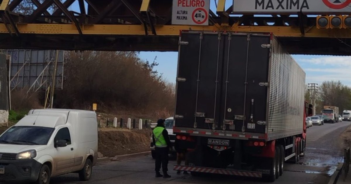 Tres accidentes de camiones en un día contra el puente de Cipolletti