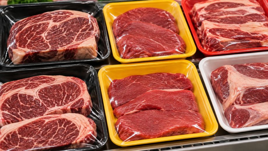 Bandejas de carne negras, rojas o amarillas. Foto ilustrativas.
