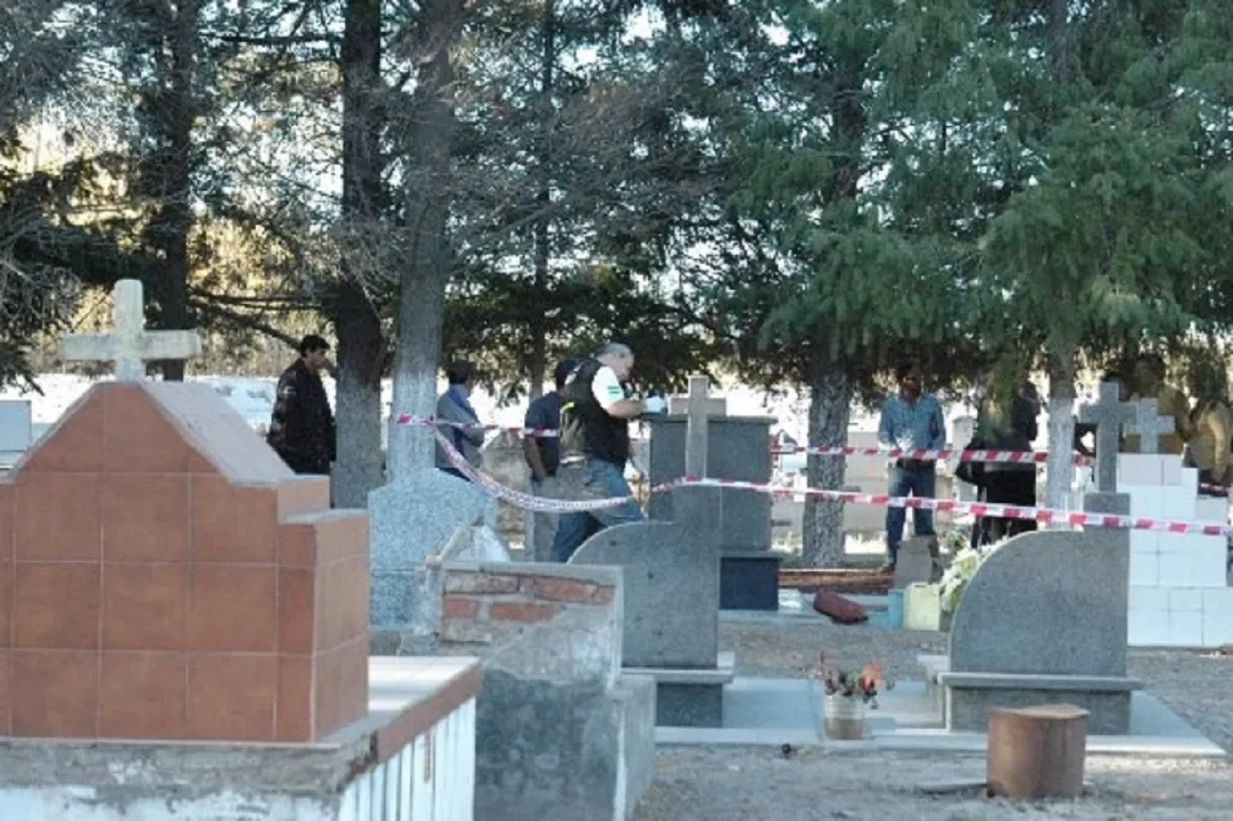 Descubren un cadáver en una acequia del cementerio de Lamarque