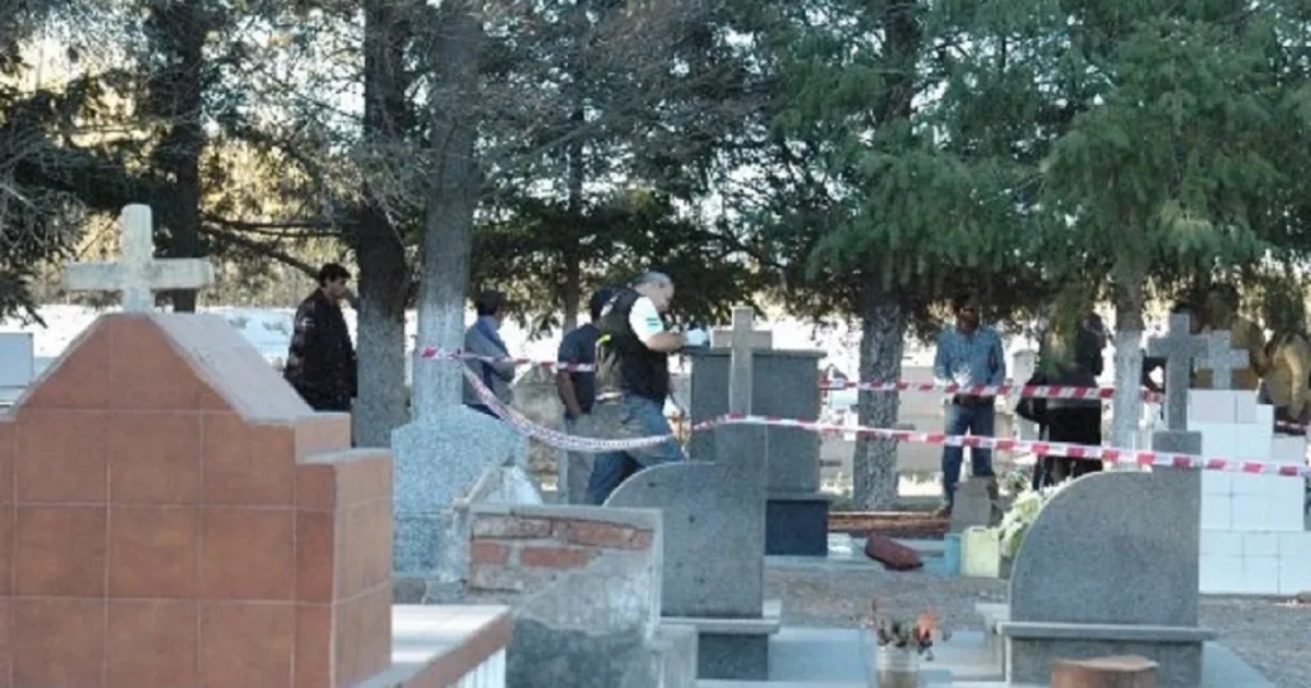 Descubren un cadáver en una acequia del cementerio de Lamarque