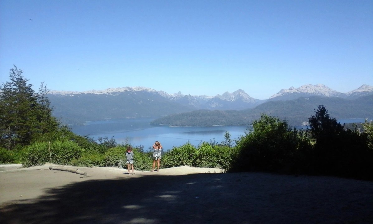 Desde distintos puntos del cerro Belvedere se obtienen panorámicas que reúnen en una misma escena el lago Correntoso, el lago Nahuel Huapi y las montañas de la cordillera.