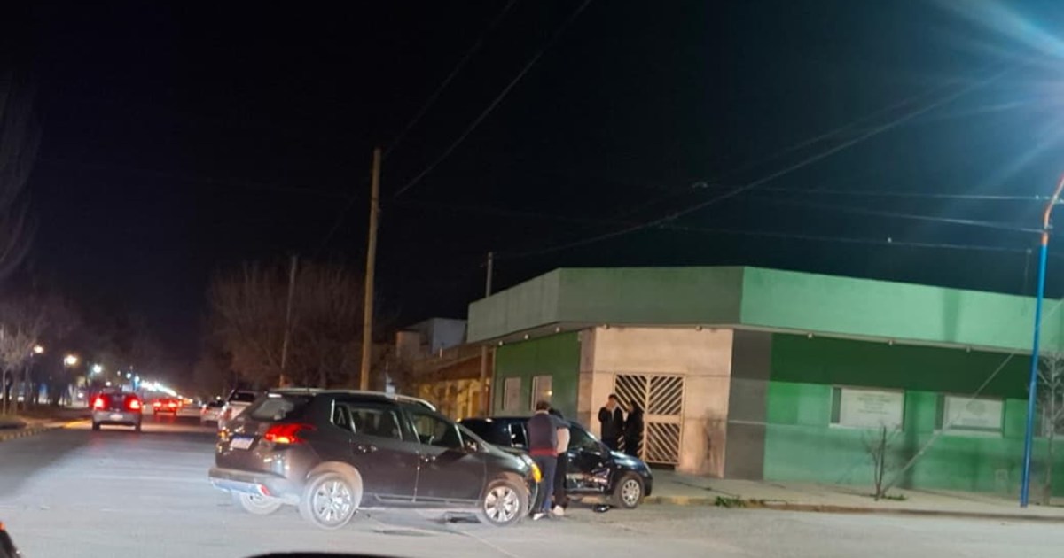 Accidente vehicular en el centro de General Roca sin heridos