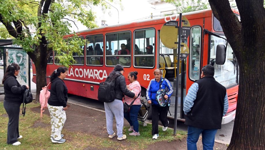 Los colectivos en Viedma aumentarán el costo de sus pasajes a partir de septiembre. Foto: Marcelo Ochoa