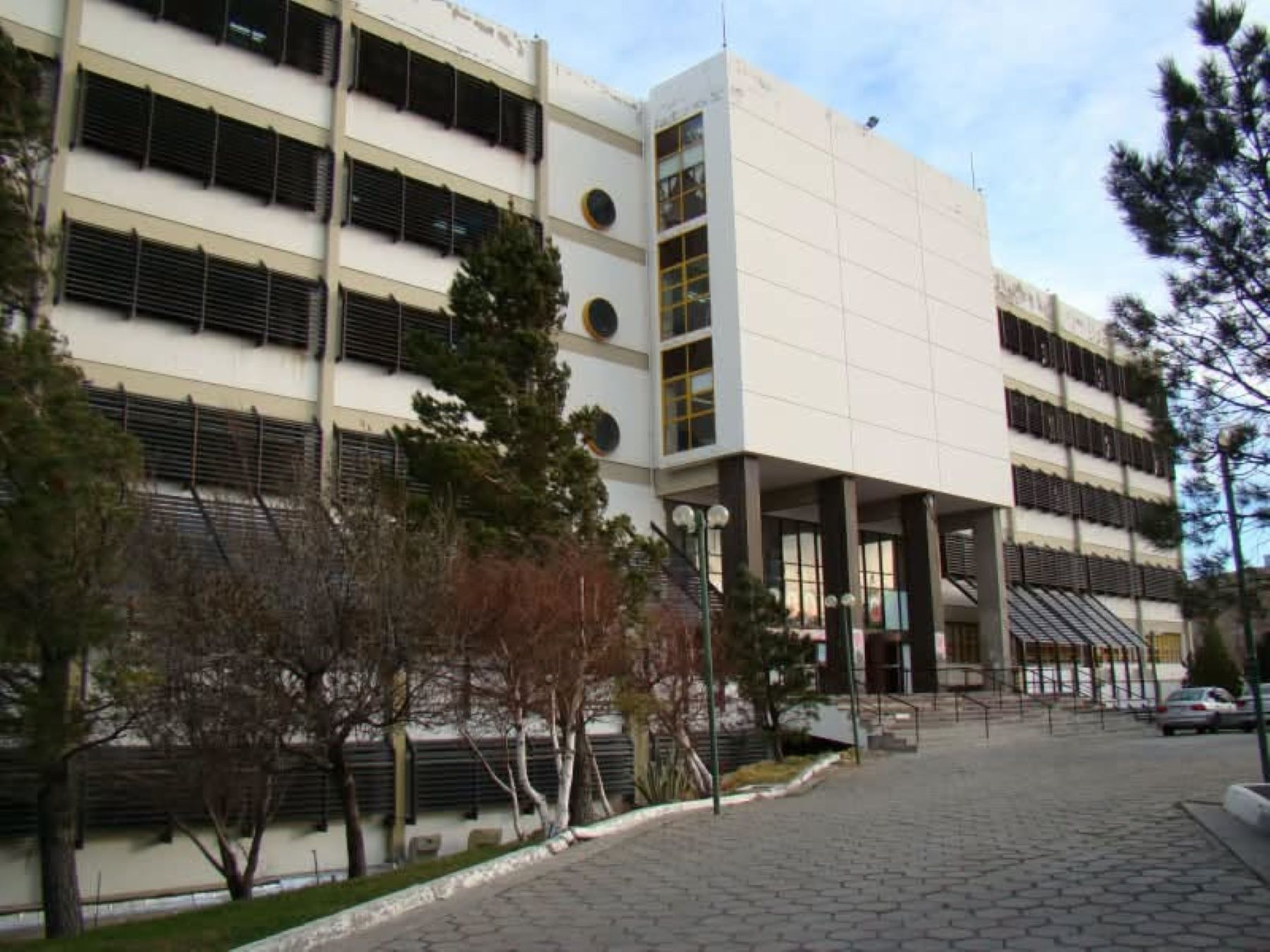 Investigan caída de un joven desde el techo de la universidad en Comodoro Rivadavia