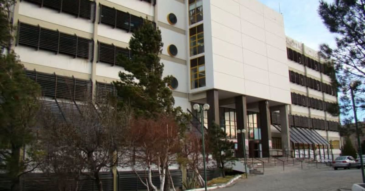 Investigan caída de un joven desde el techo de la universidad en Comodoro Rivadavia