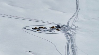 Allanaron un exclusivo complejo turístico cerca de un paso a Chile: Gendermería atravesó kilómetros de nieve a pie para llegar