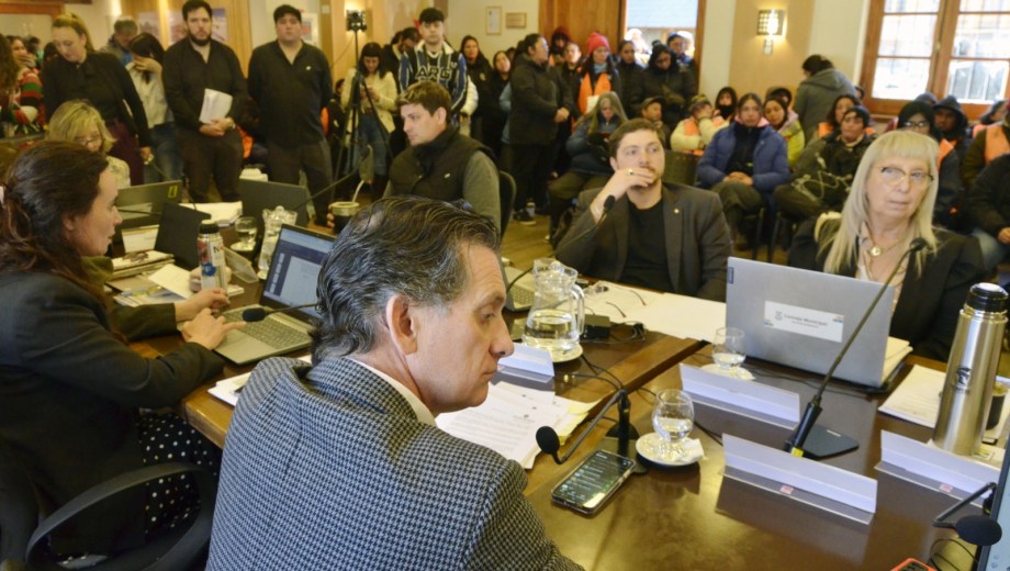 Costa Brutten (espalda) impulsó la comisión mixta para evaluar la situación de los contratados en el municipio, con opción a pasar a planta permanente. Foto: archivo/Chino Leiva