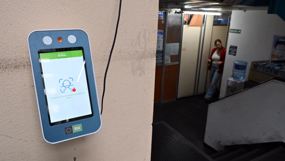 En la sede del ministerio de Salud también ya se instalaron terminales de control facial. Foto: Marcelo Ochoa.