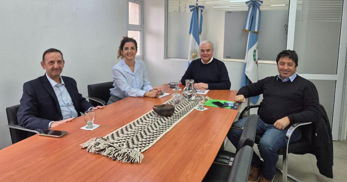 Neuquén firma convenio para facilitar proyectos de vivienda en el programa Habita