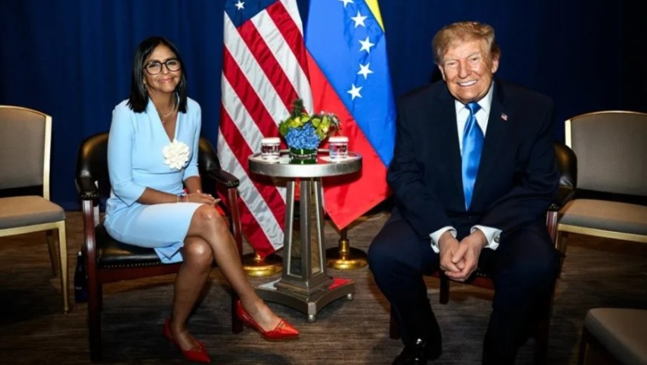 Delcy Rodríguez junto a Donald Trump, en Nueva York. Foto: Gentileza EFE.