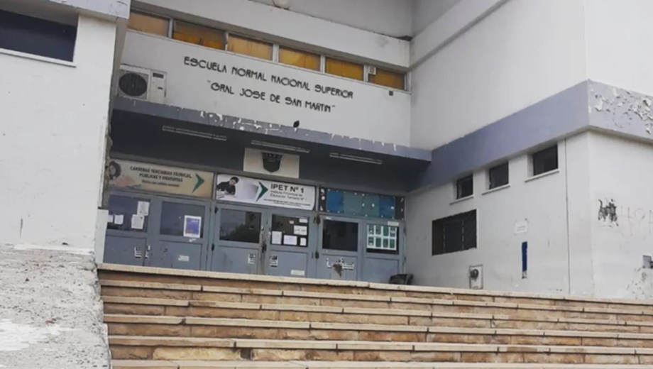 El Instituto de Formación Docente 12 está ubicado sobre la Avenida Argentina, entre San Juan y Ameghino. La fiscal del caso fue la doctora Lucrecia Sola.