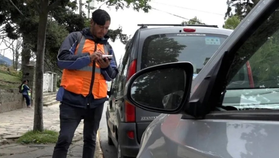 Operadores controlan el estacionamiento medido en el centro de Bariloche. Archivo