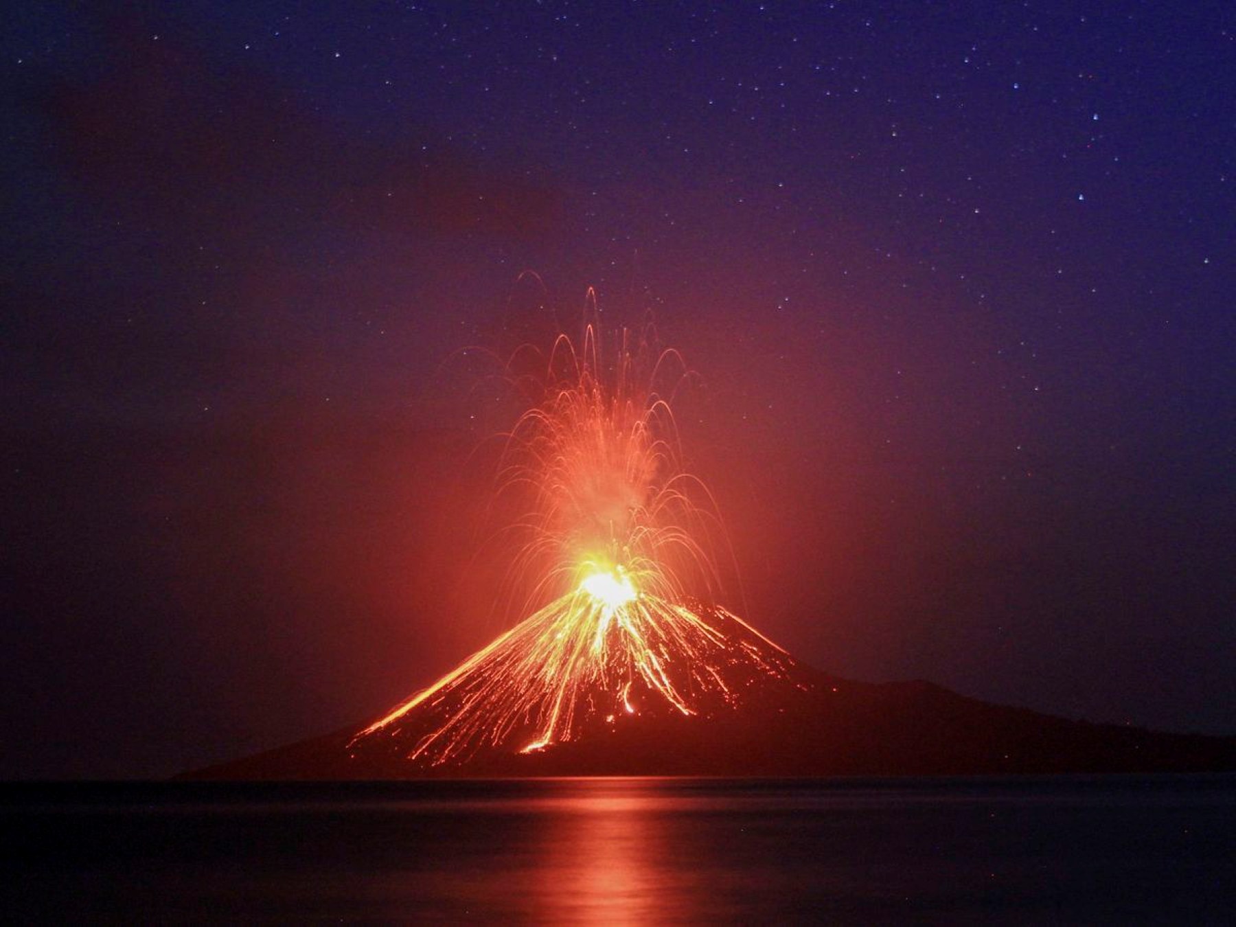Erupción del Anak Krakatoa genera caos aéreo y preocupación en Asia