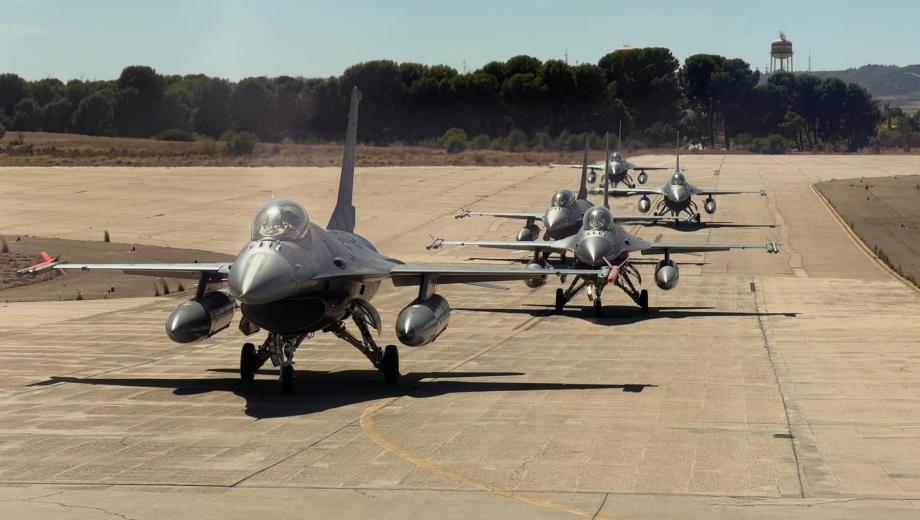 Se trata de cuatro F-16AM monoplaza y dos F-16BM biplaza de la empresa estadounidense Lockheed Martin. Fotos: Miniterio de Defensa.