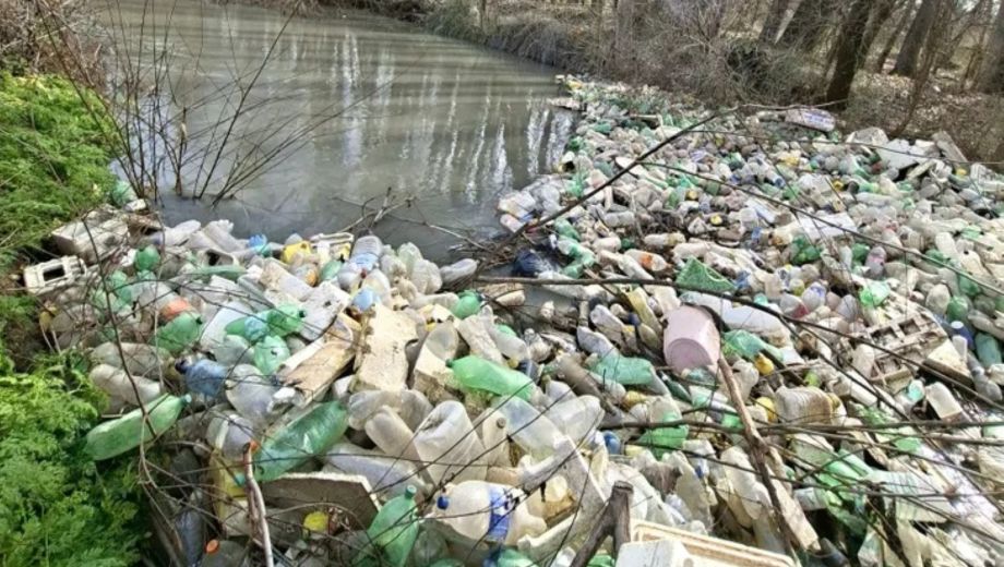 La entidad realizó un relevamiento del canal P2 y observó la presencia residuos. Foto: Federación de Productores de Río Negro y Neuquén. 