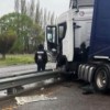 Imagen de Un camión chocó contra el guardarraíl de la Ruta 22 en plena lluvia