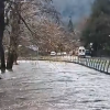 Imagen de Importante crecida en un arroyo que atraviesa el centro de San Martín de los Andes por las fuertes lluvias