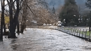 Importante crecida en un arroyo que atraviesa el centro de San Martín de los Andes por las fuertes lluvias