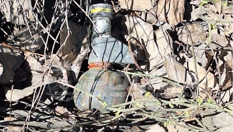 El artefacto fue descubierto en un canal de desagüe del loteo Caminos del Sol. Foto: Policía de Neuquén