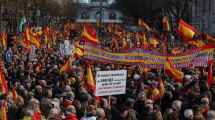 Imagen de Multitudinaria marcha en España contra Pedro Sánchez: miles de personas exigieron elecciones anticipadas