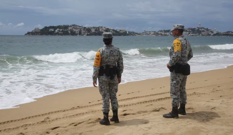 Miembros de la Guardia Nacional en alerta a la espera del huracán  Polo. Foto: Gentileza Reuters. 
