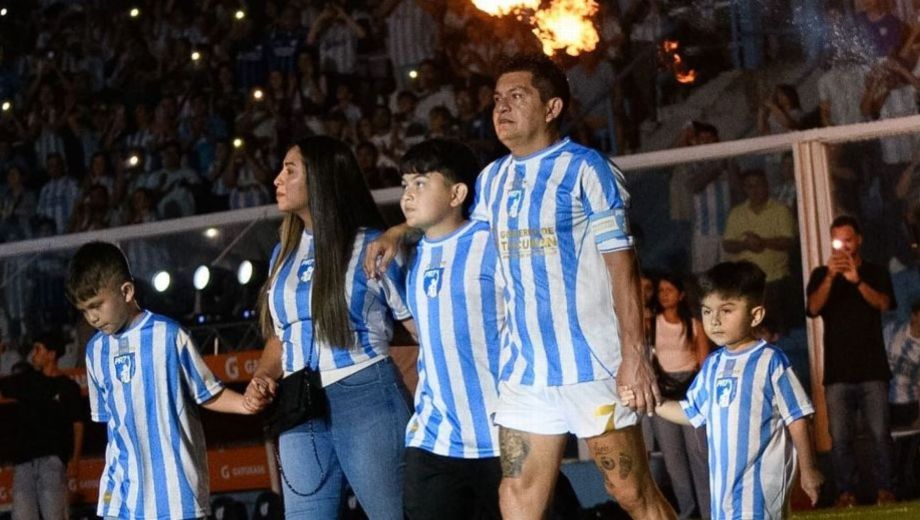 Rodeado de sus afectos y a estadio lleno. Así se despidió el crack que dejó una marca en el fútbol argentino. (Gentileza)