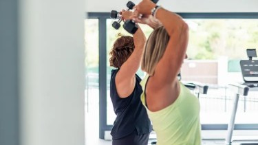 10 hábitos para fortalecer los huesos después de los 50 y reducir el riesgo de osteoporosis