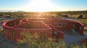 Se mudaron al desierto y construyen una casa de tierra: cómo viven sin depender del agua ni la electricidad