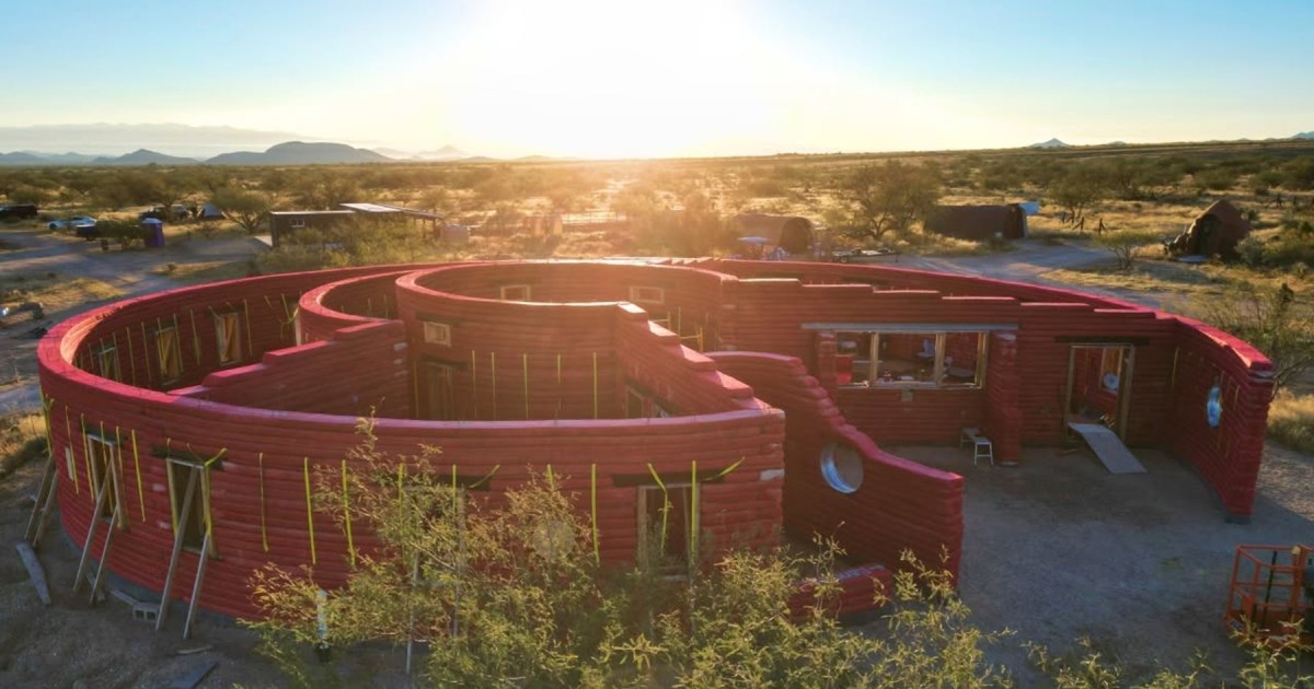 Una familia construye una casa sustentable en el desierto de Arizona